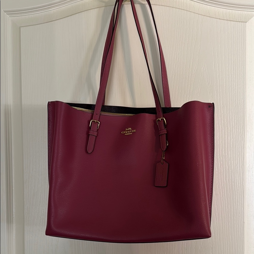 Coach mauve Leather Tote Bag with Structured Design